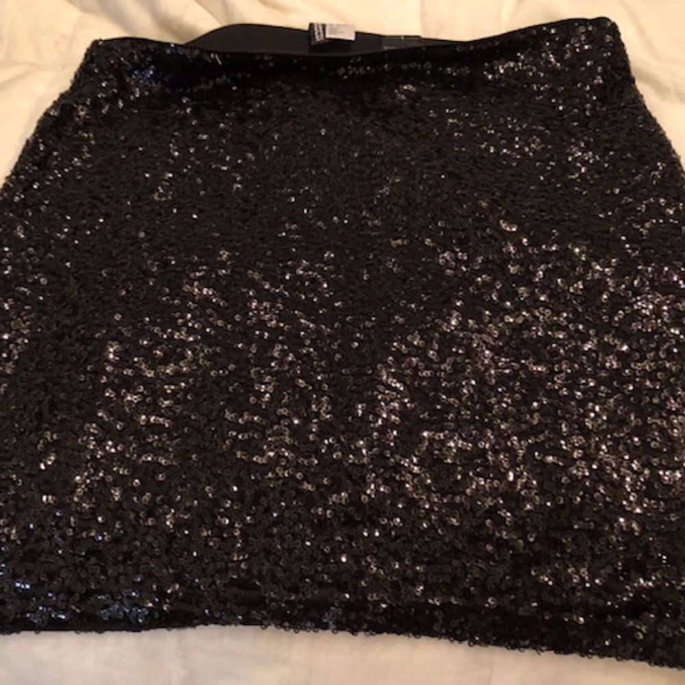 BLACK SEQUIN SKIRT SIZE LARGE
